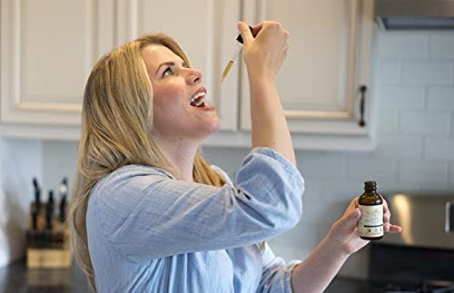 Packaging highlight showing a compact glass bottle with organic formula for daily routines