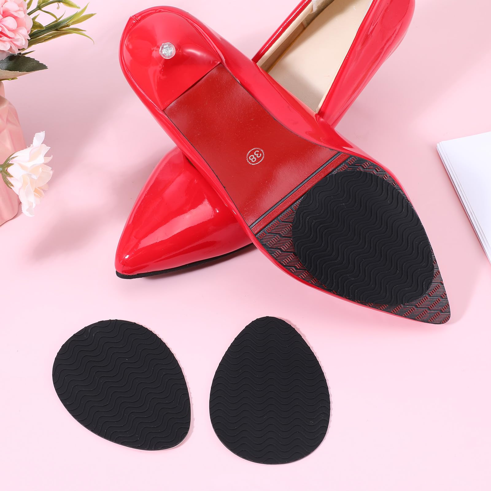 Kifmurase wavy grip pattern bottom enhances traction during walking and dancing.