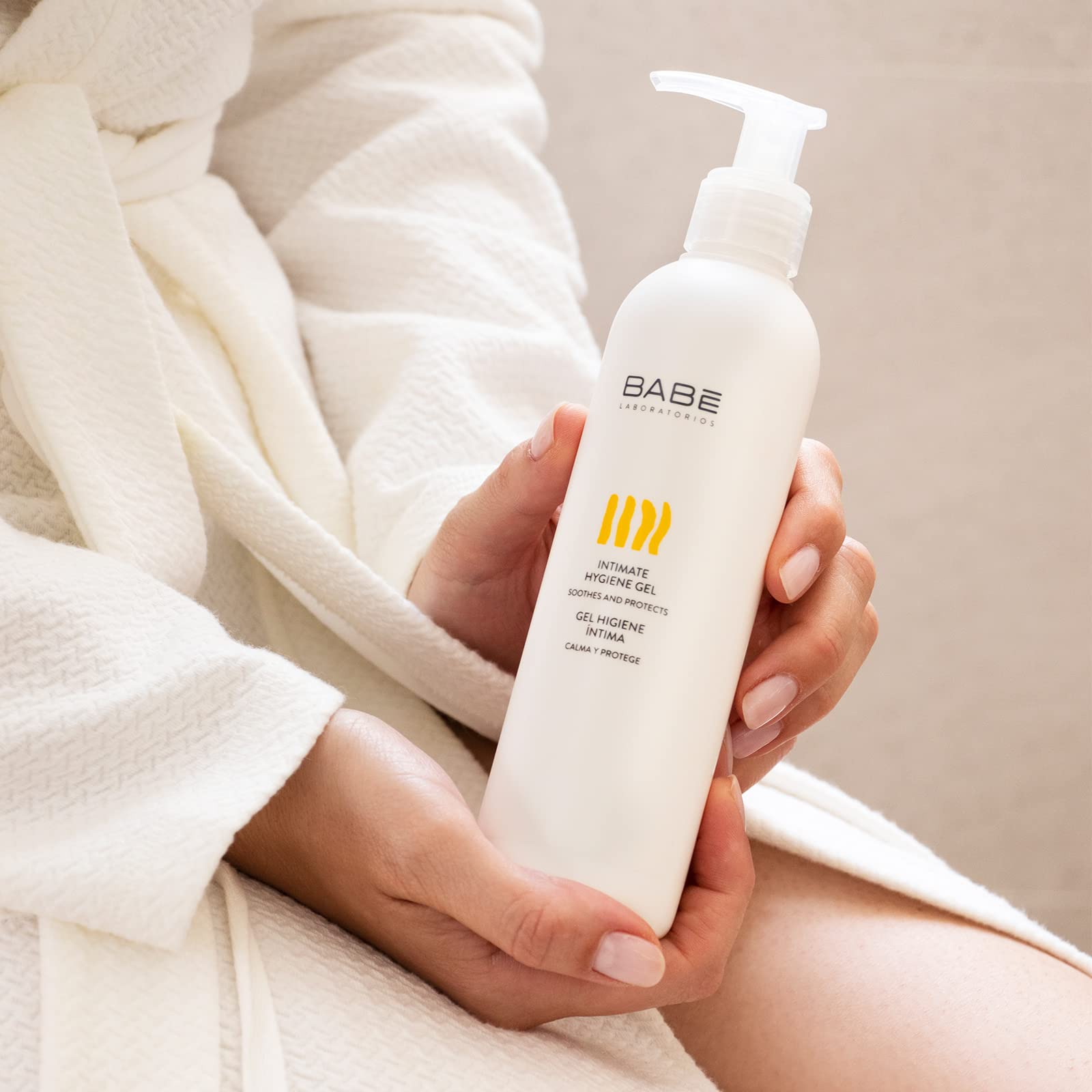 Laboratorios Babe 250ml bottle showing easy-to-use intimate cleanser for everyday freshness.
