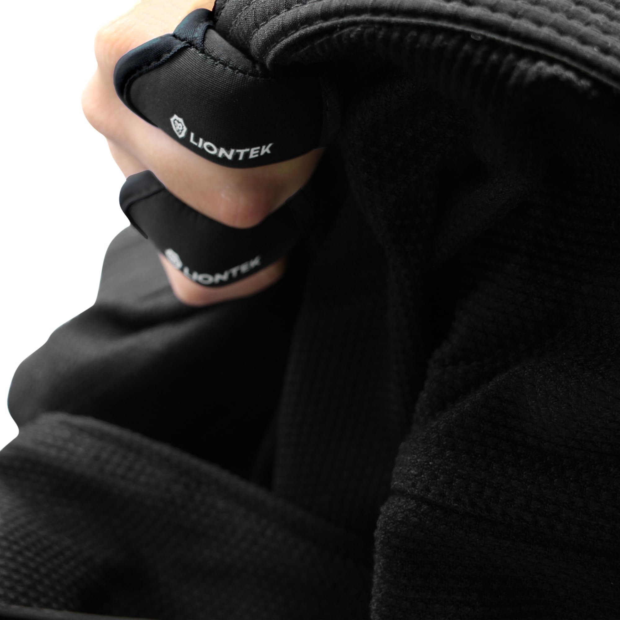 LIONTEK finger sleeve in grip during grappling and lifting.