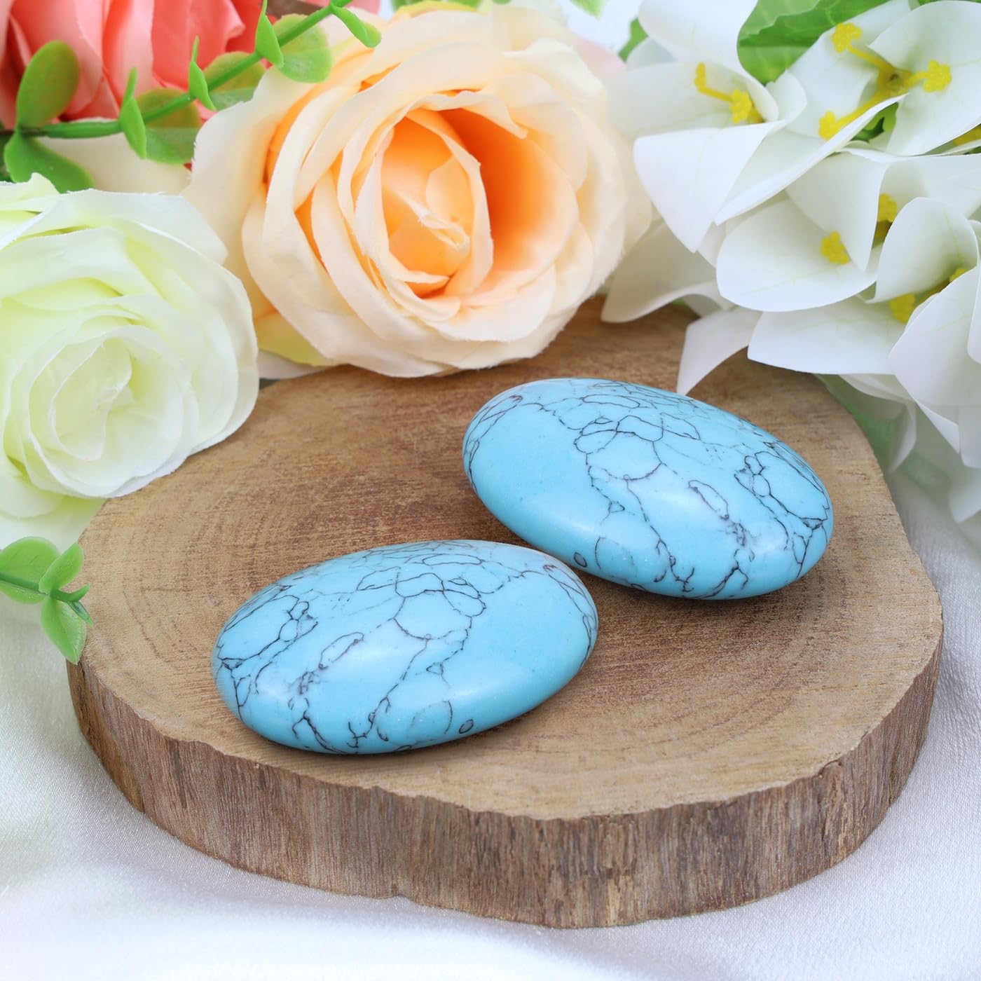 MAIBAOTA Green Turquoise palm stone used in meditation to promote clarity and inner balance