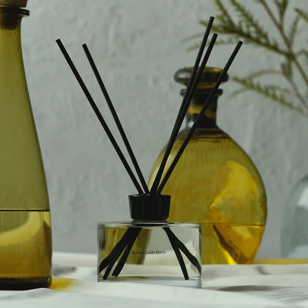 Label detail on Maison Louis Marie No.04 Bois de Balincourt diffuser