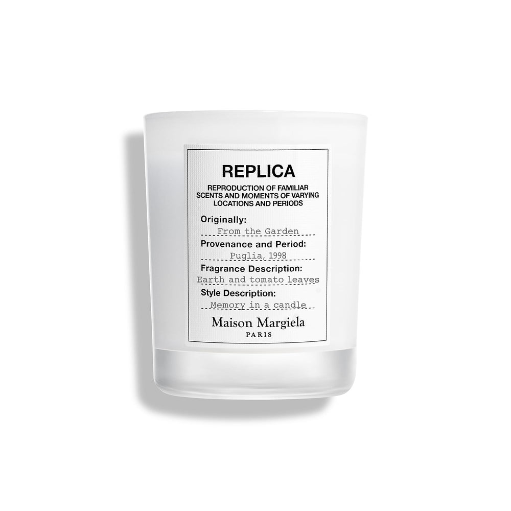 Maison Margiela Replica Garden Candle tomato leaf detail for inviting living room ambiance.