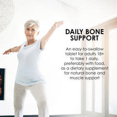 Tabletas Mason Natural K2+D3 en mano, fácil de tragar.