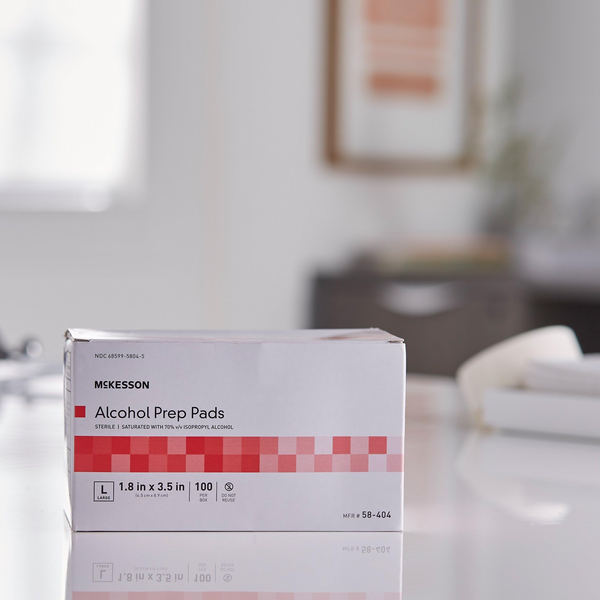 McKesson Alcohol Prep Pads formato ligero para reducir residuos en movimiento.