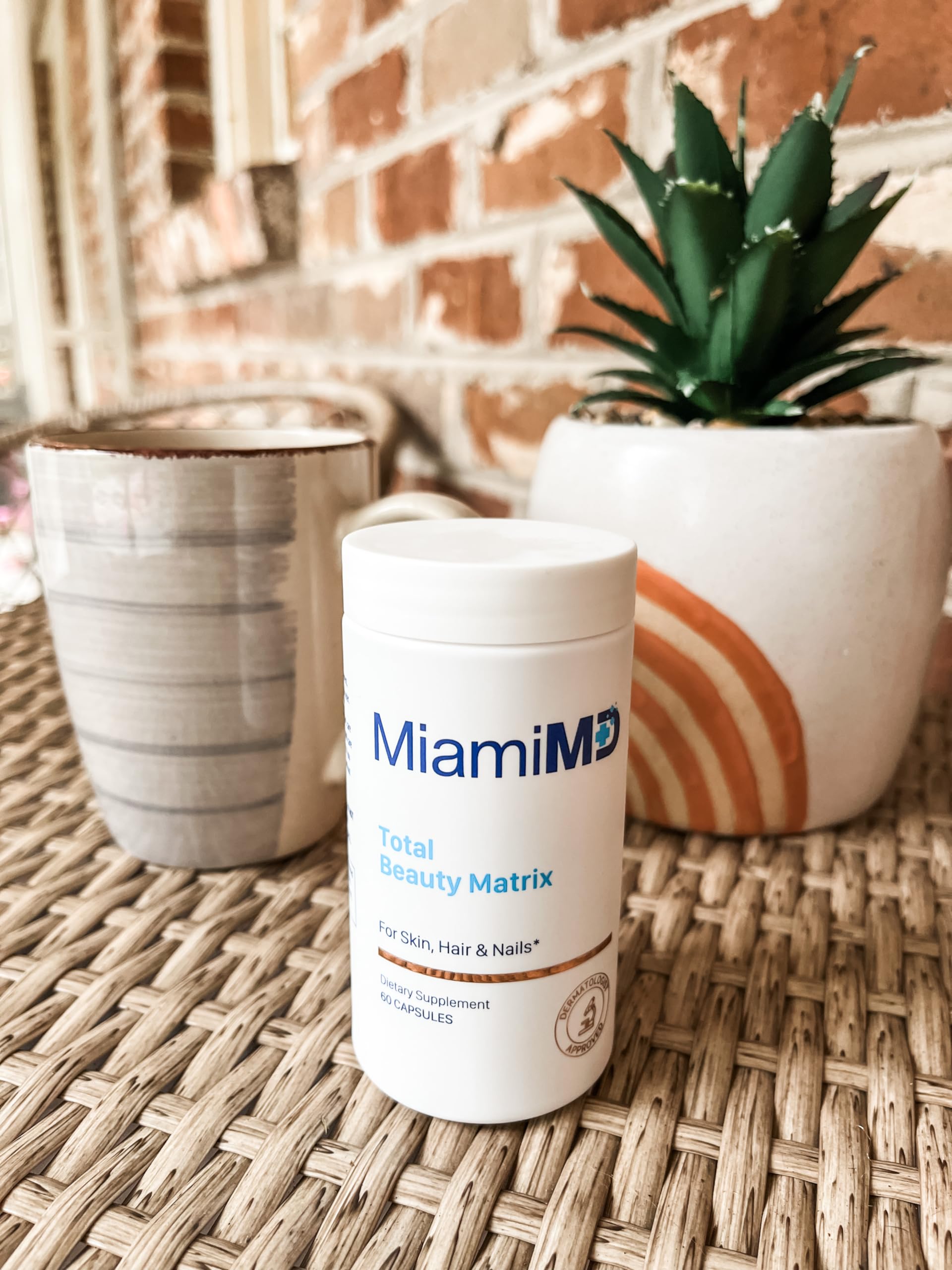 MiamiMD capsules closeup highlighting marine collagen and vitamin C benefits.