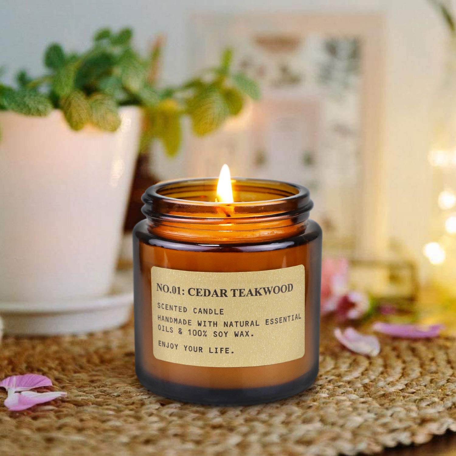 MOULENGGU YFYTRE cedar teakwood amber jar candle adds warmth.
