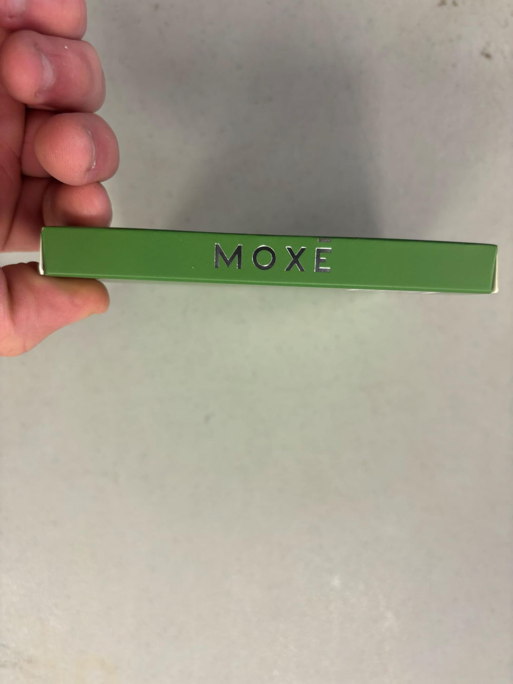 MOXE craving-relief scenario shows discreet mint aroma during fixation moments.