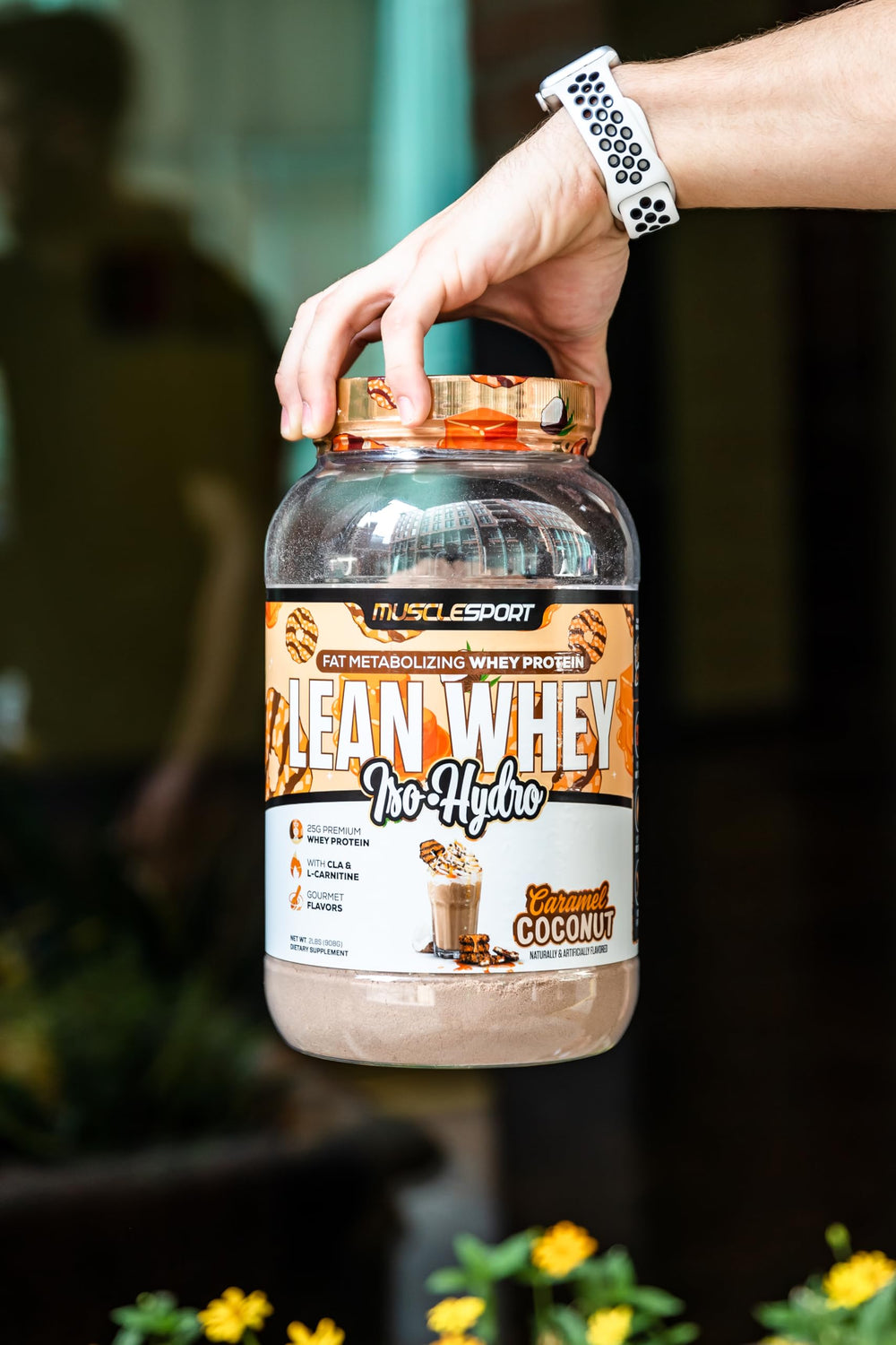 Musclesport Lean Whey Revolution mixer scene demonstrates easy blending.