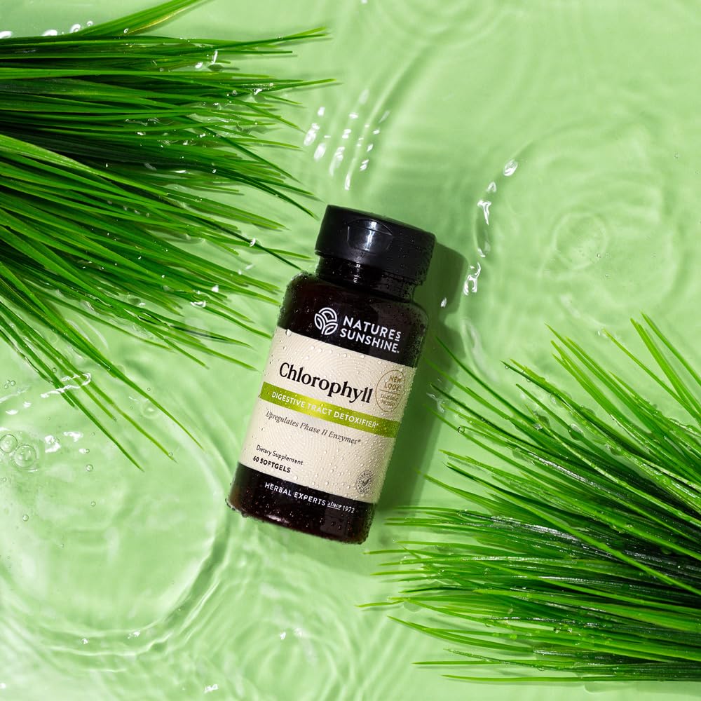Chlorophyll capsules arranged to emphasize immune support and detox potential.