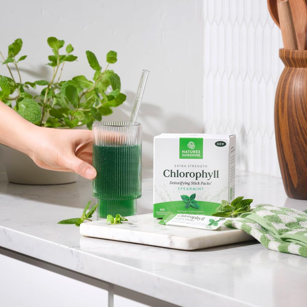 Spearmint-flavored chlorophyll sticks as a daily refresh ritual