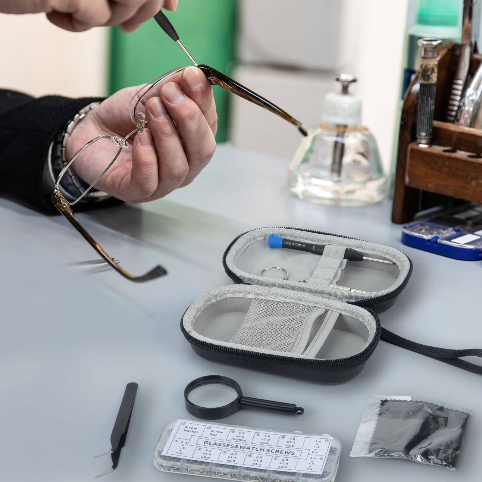 NIFUYOP magnifying glass helps inspect screws and frames before tightening.