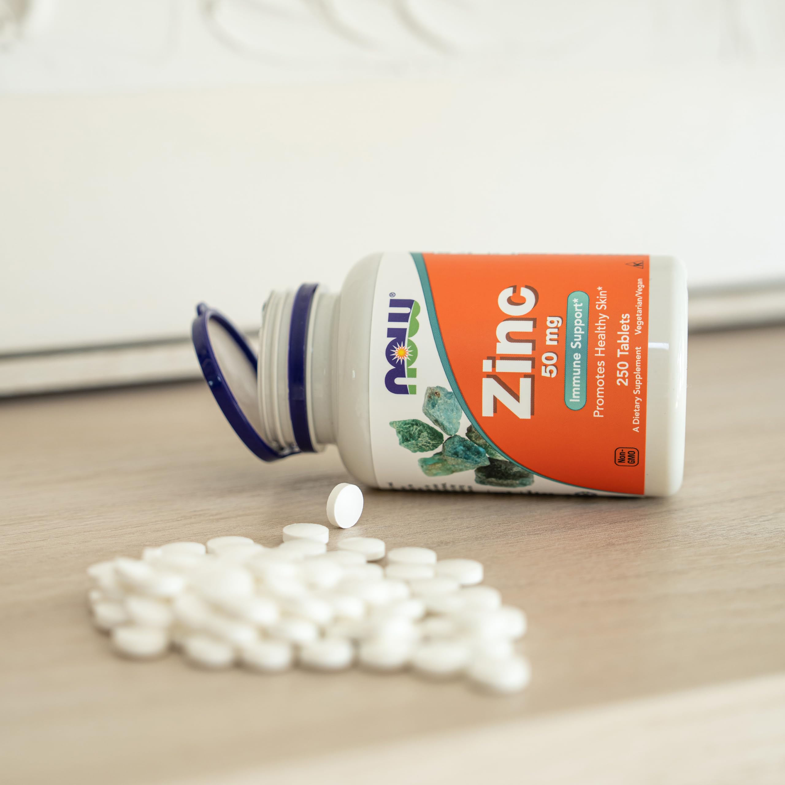 NOW Foods Zinc Gluconato envase abierto para almacenamiento adecuado.