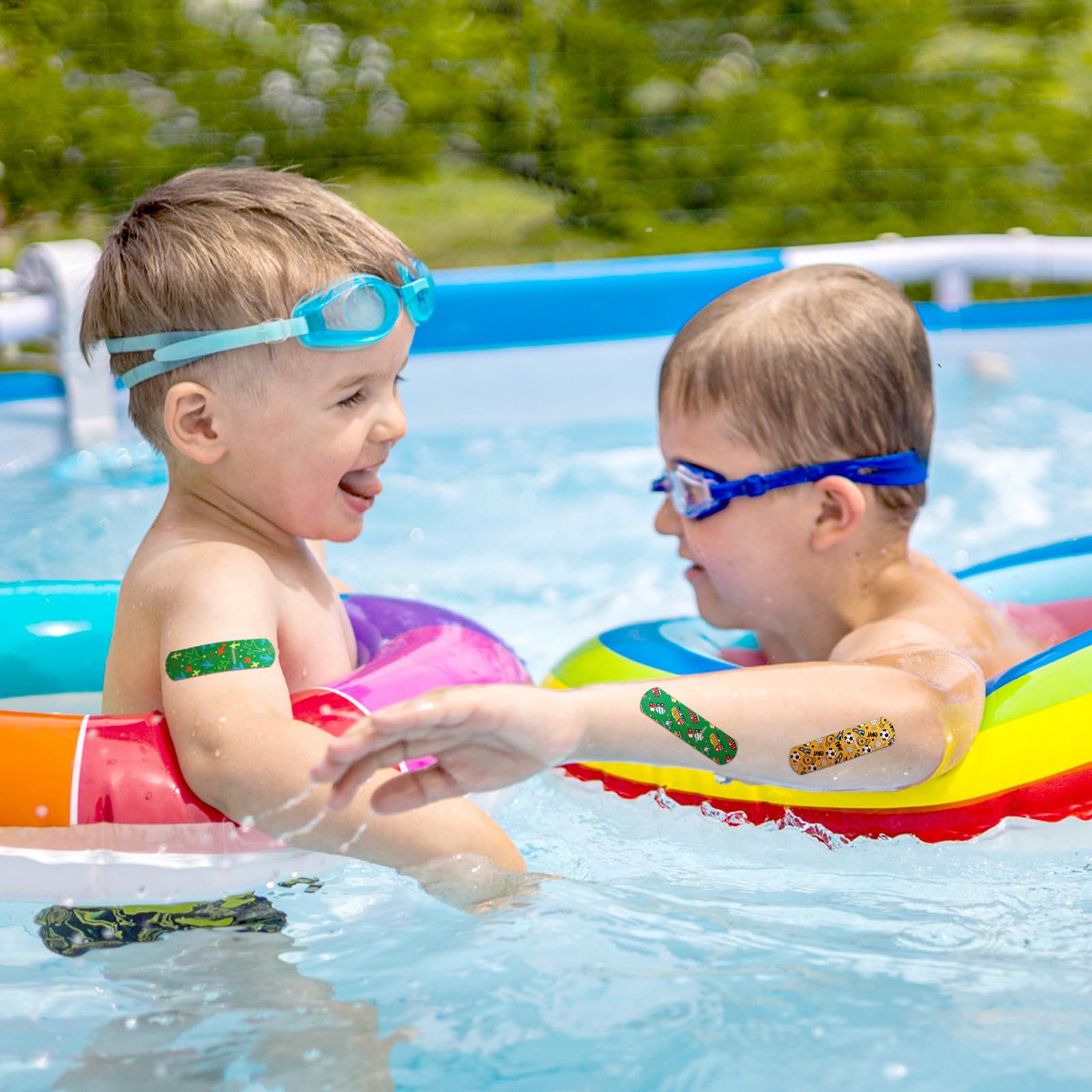 Panelee curitas coloridas: material resistente y transpirable para una protección cómoda durante actividades.