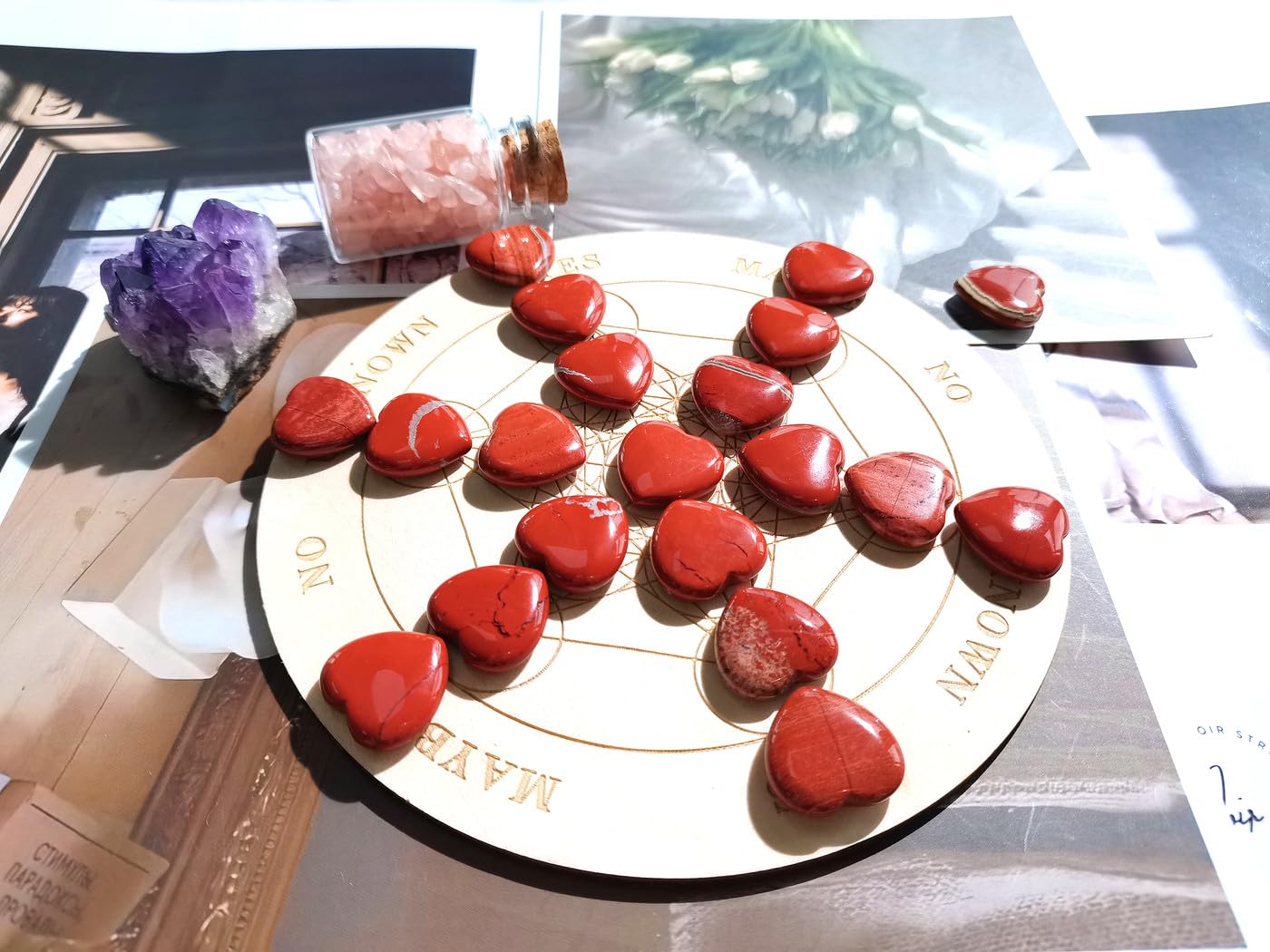 QINJIEJIE red jasper heart stone decor for living spaces.