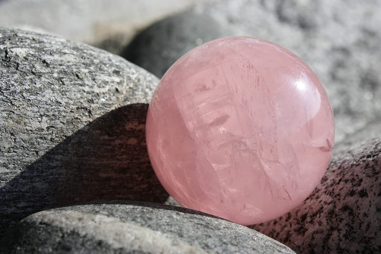 RCSTONE hand therapy with pink rose quartz Baoding balls for finger strength.