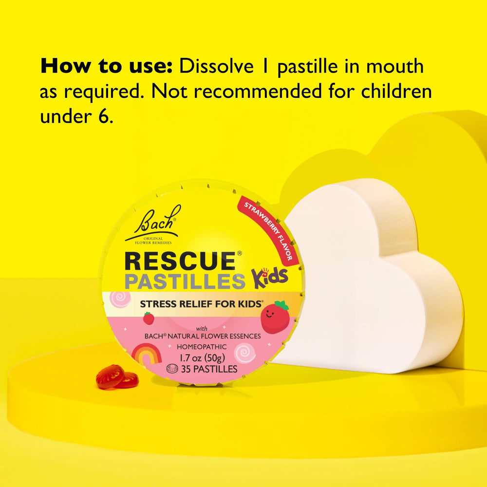Child holding RESCUE Kids Pastilles for a calming moment