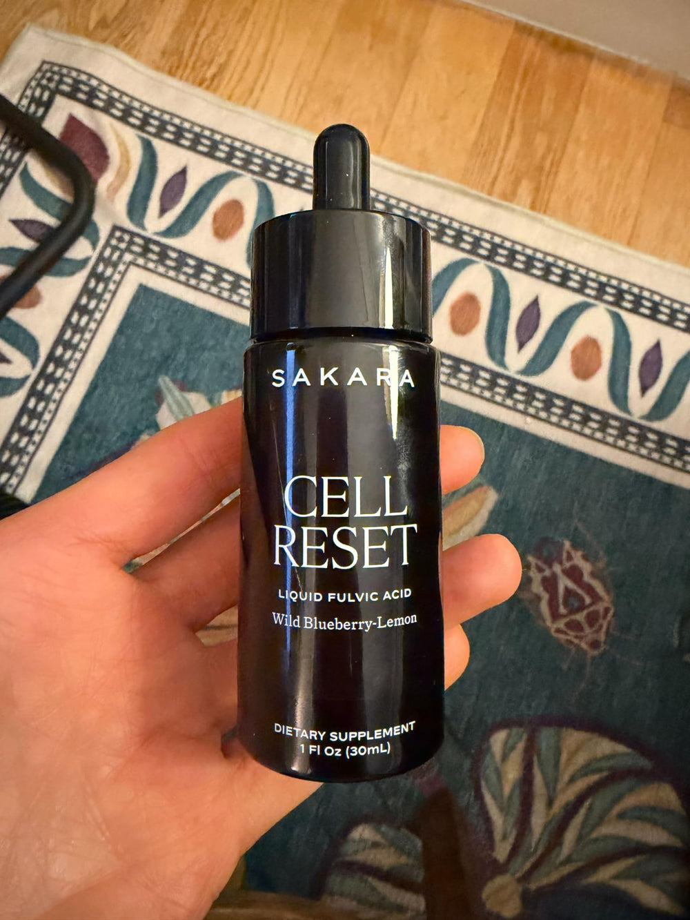 SAKARA Cell Reset label close-up highlighting fulvic acid complex for cellular support.