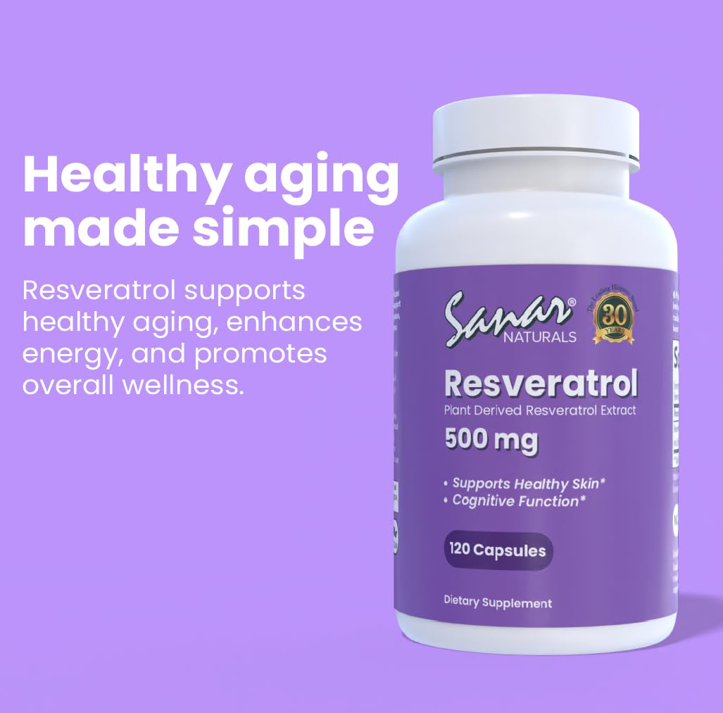 Tomando Sanar Naturals Resveratrol con agua, para consumo diario.