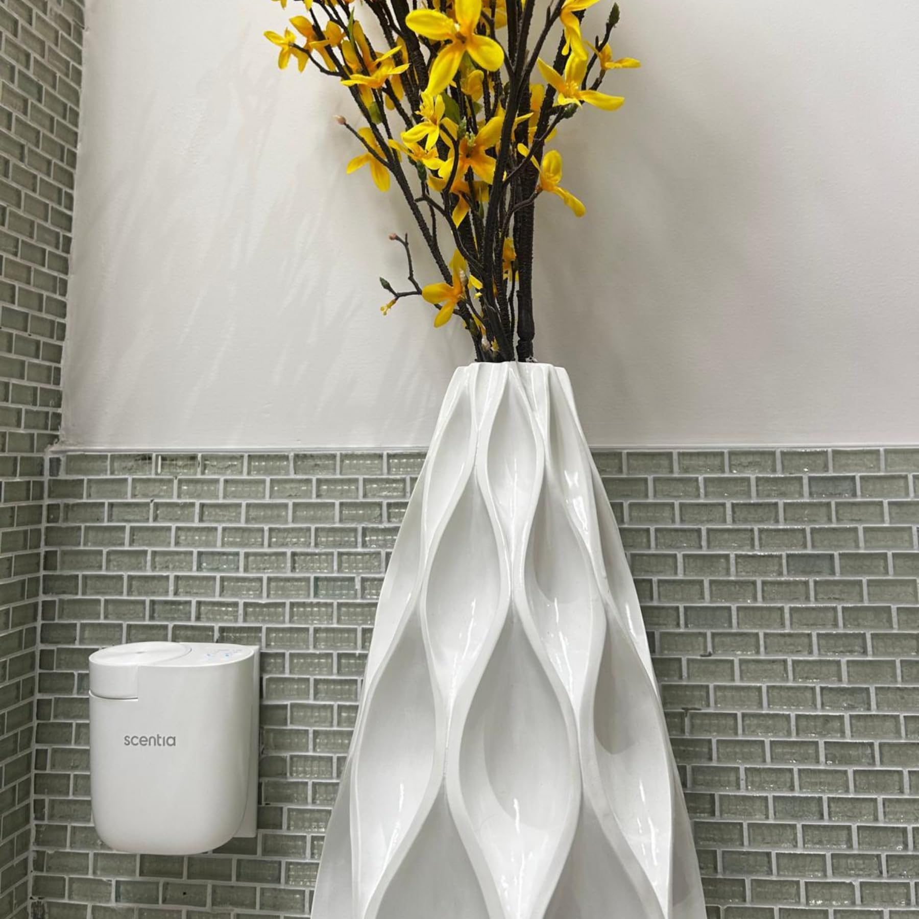 Scentia covers up to 500 sq ft, ideal for larger rooms.