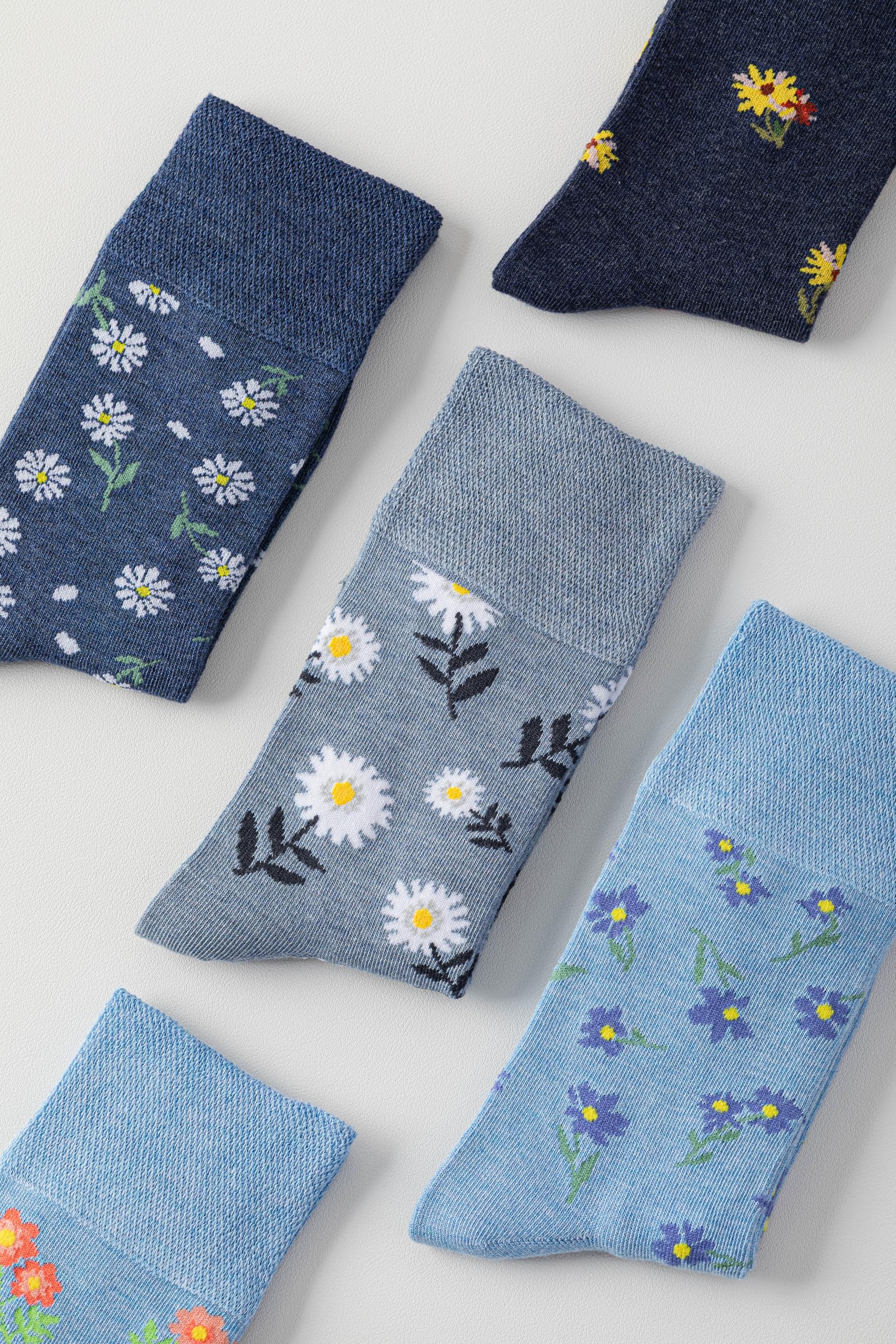Sockswift Bamboo Diabetic Socks dots pattern image for everyday wear.