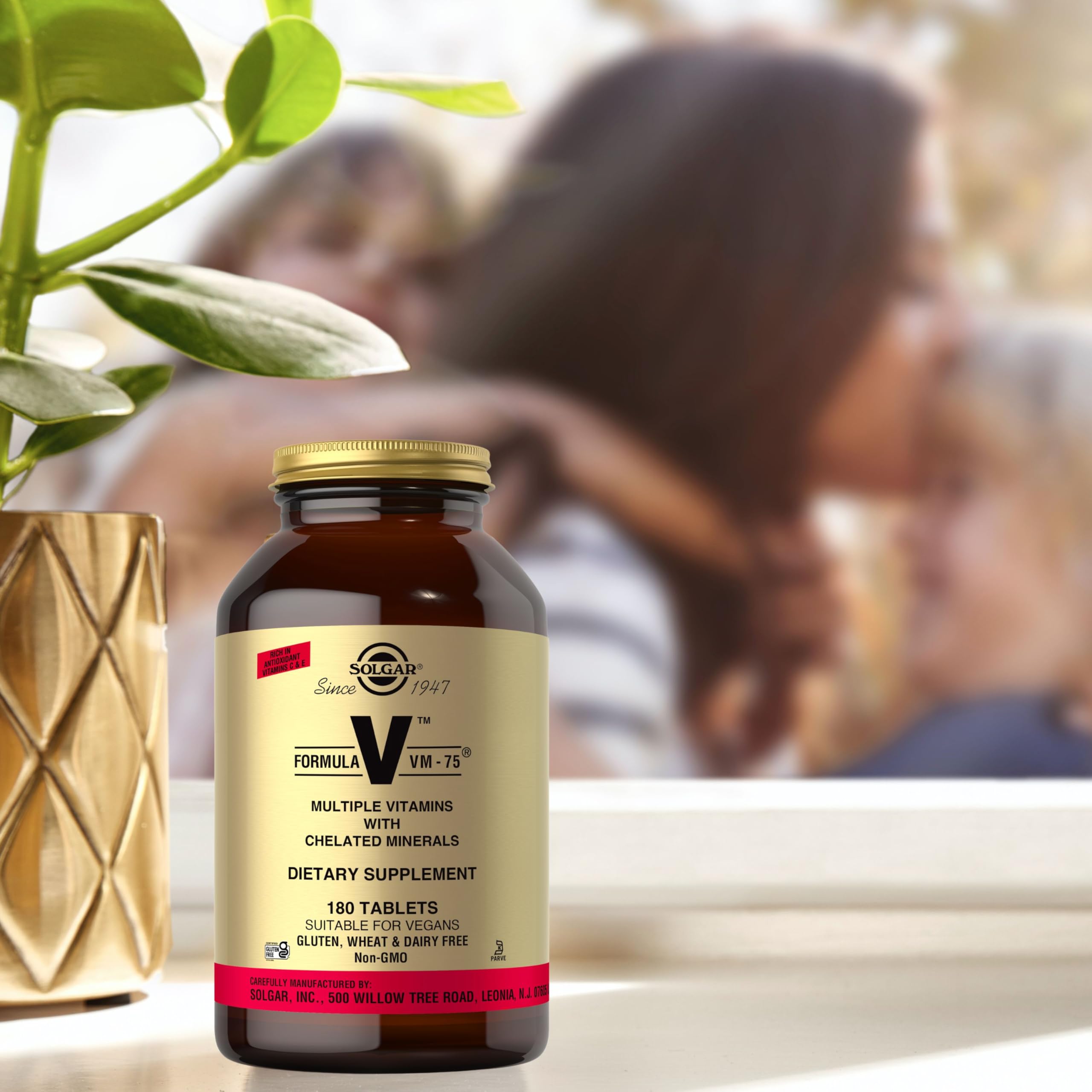 Solgar Formula VM-75 gluten-free and dairy-free labels reassure dietary compliance for many users.