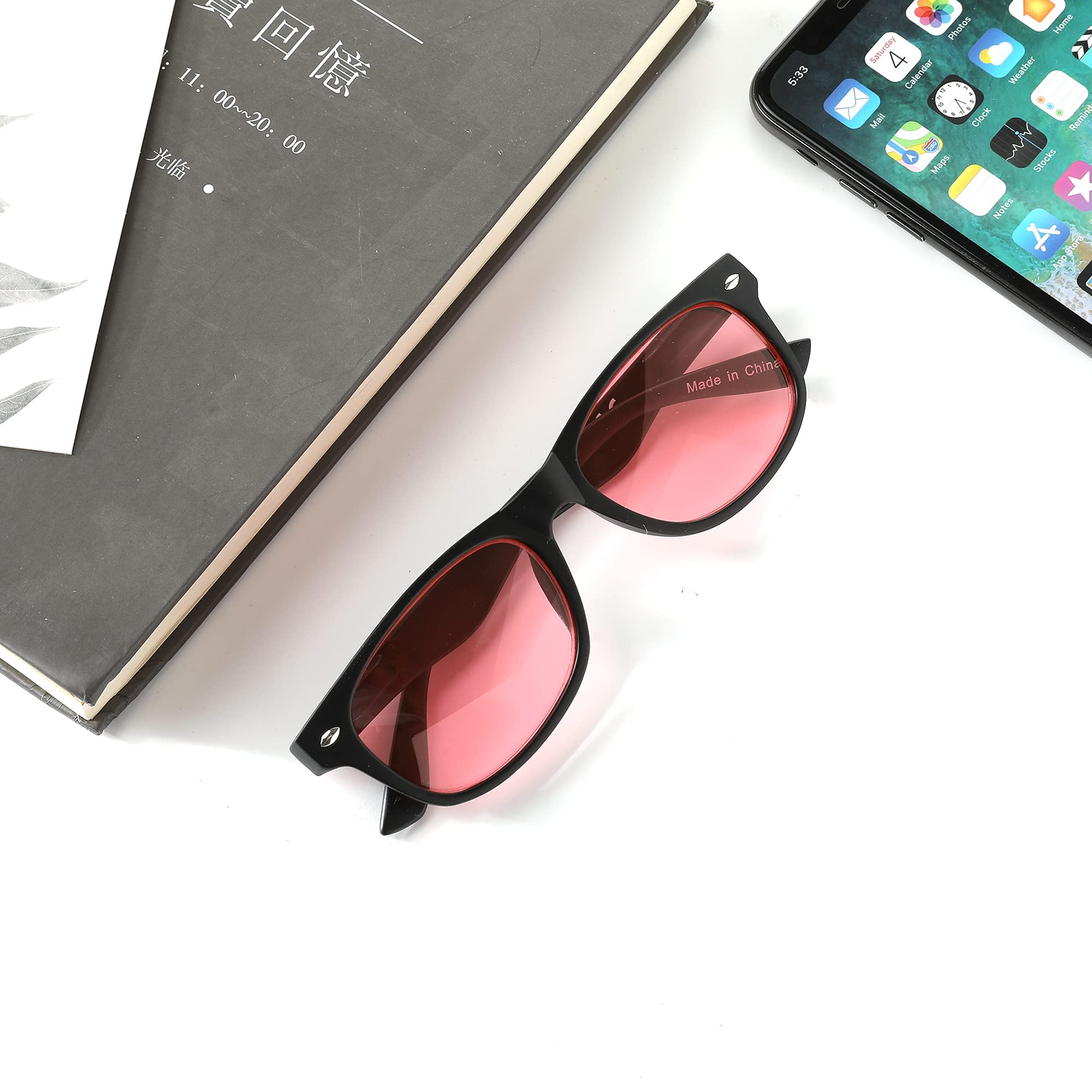 Free case and microfiber cloth included with SomniLight FL-41.