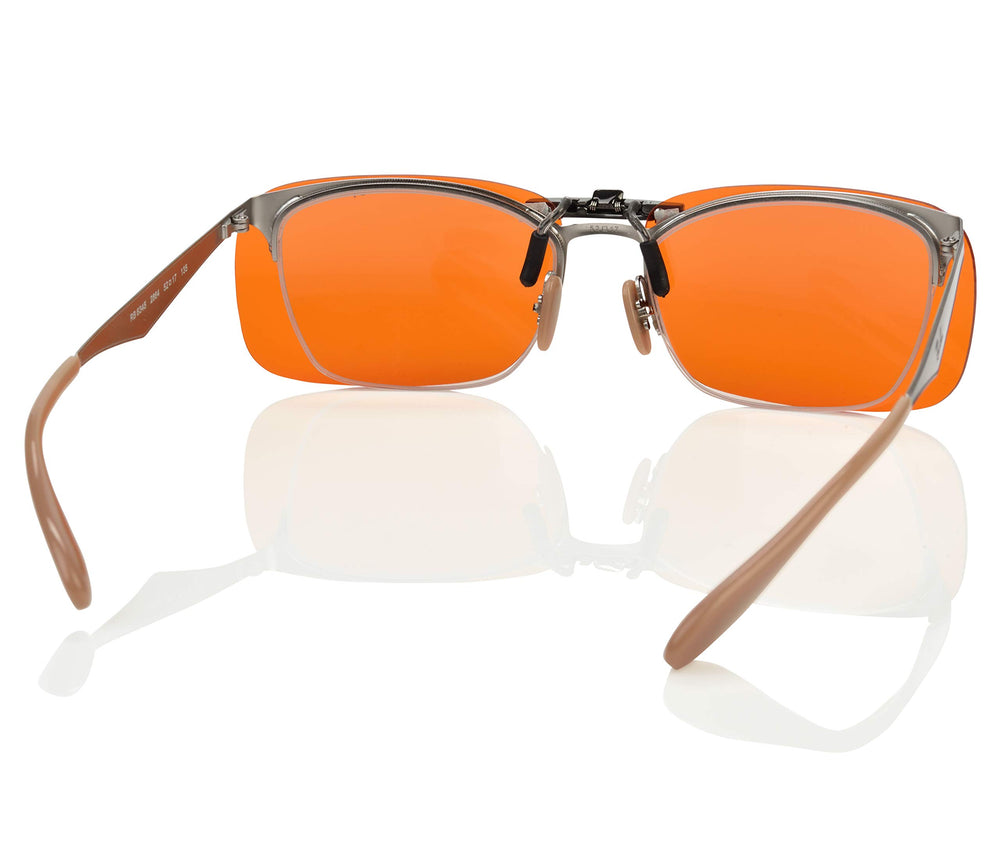 Unboxing Spectra479 clip-ons for diverse glasses, highlighting versatility.