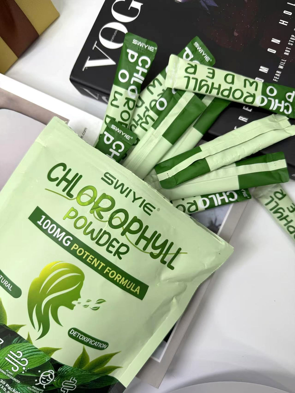 Packaging highlights non-GMO and gluten-free Swiyie chlorophyll powder.