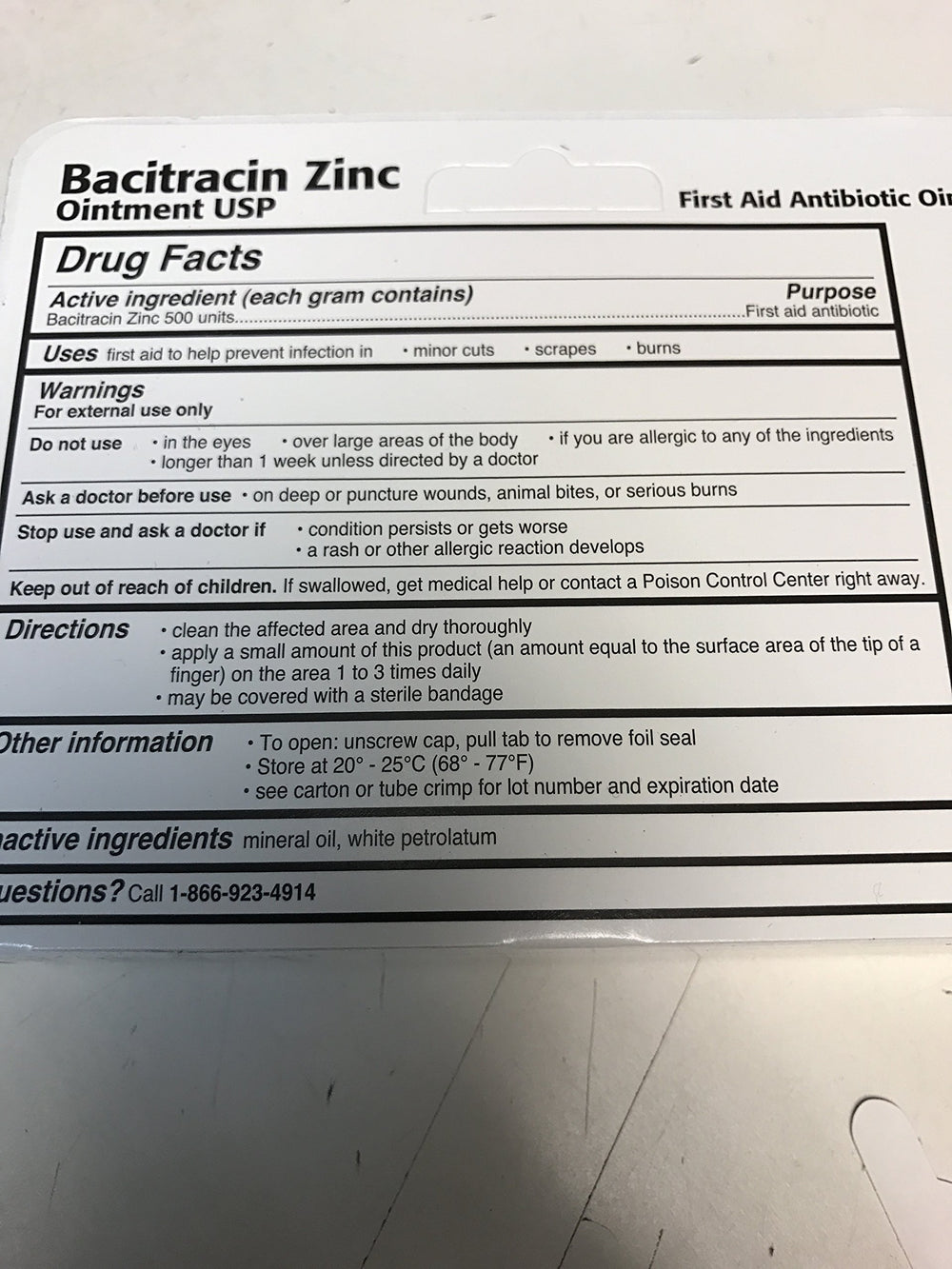 Aplicación del ungüento TARO bacitracina zinc para heridas menores y protección inicial