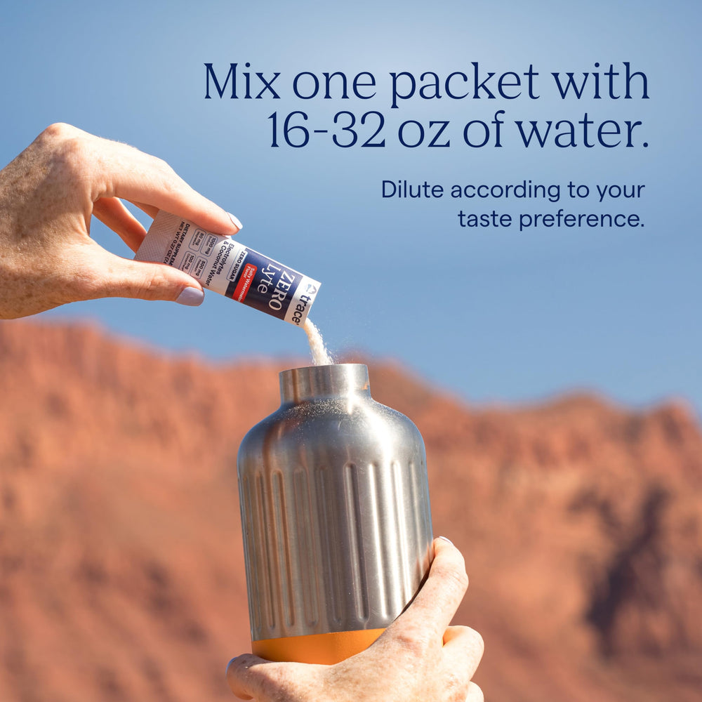 Trace Minerals Zerolyte powder dissolving rapidly in water for easy hydration.