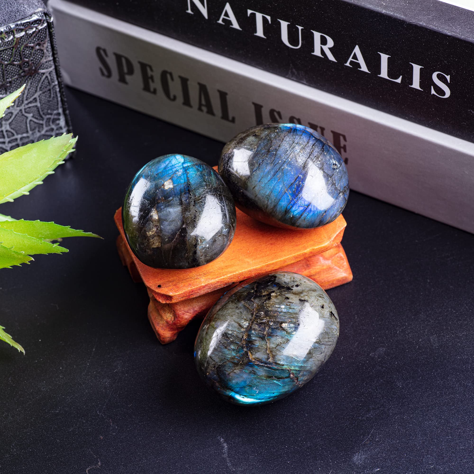 UU UNIHOM Labradorite palm stone ideal as a compact, gift-ready worry stone.