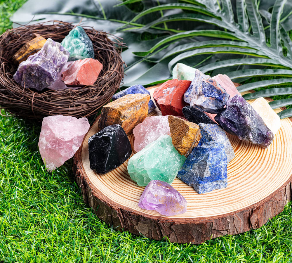 UU UNIHOM Madagascar rough stones arranged as decorative display pieces