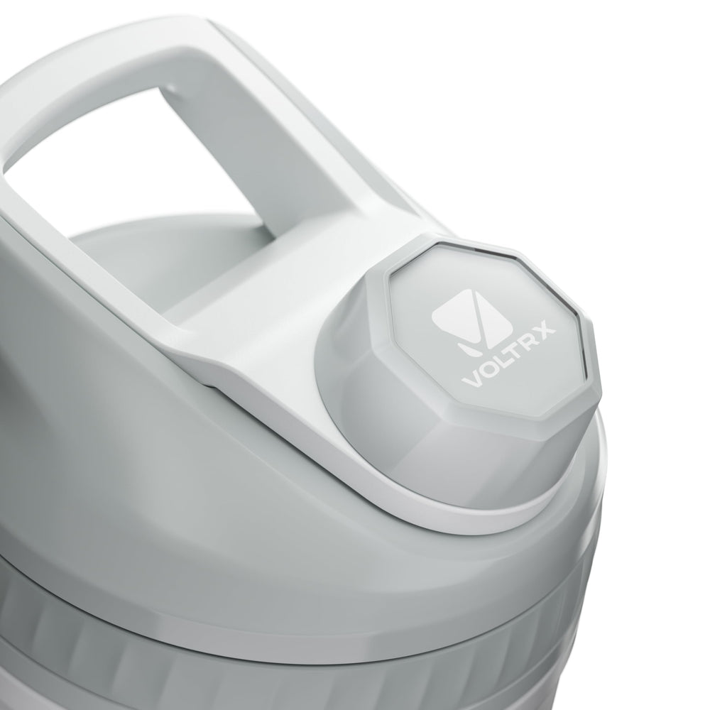 Double-wall insulation visible on VOLTRX ChillMix bottle for long-lasting cold drinks.