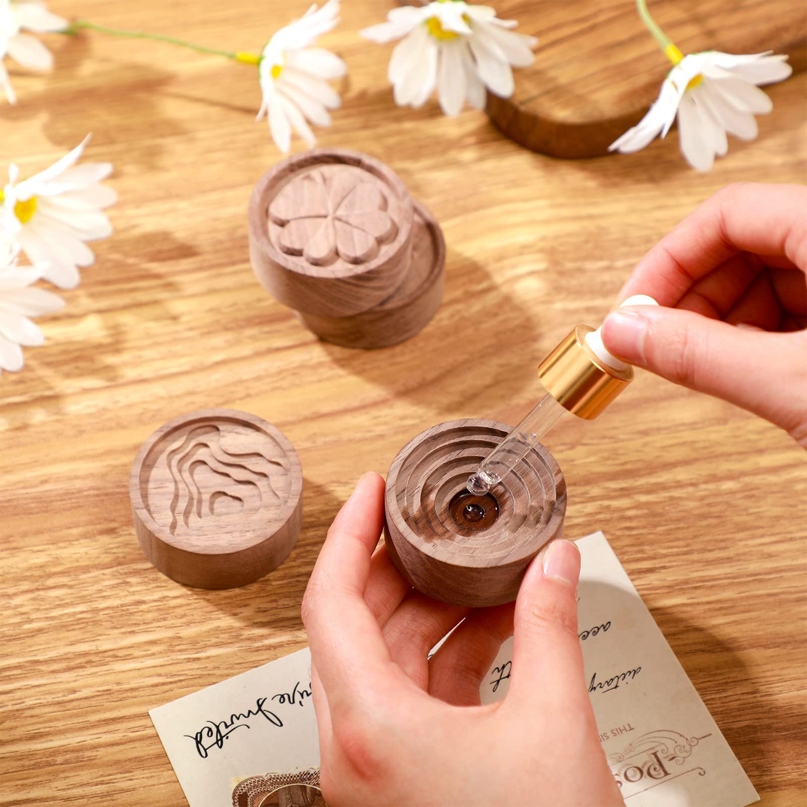 Zhehao wood diffuser four-leaf-clover style promotes peaceful mood at home.